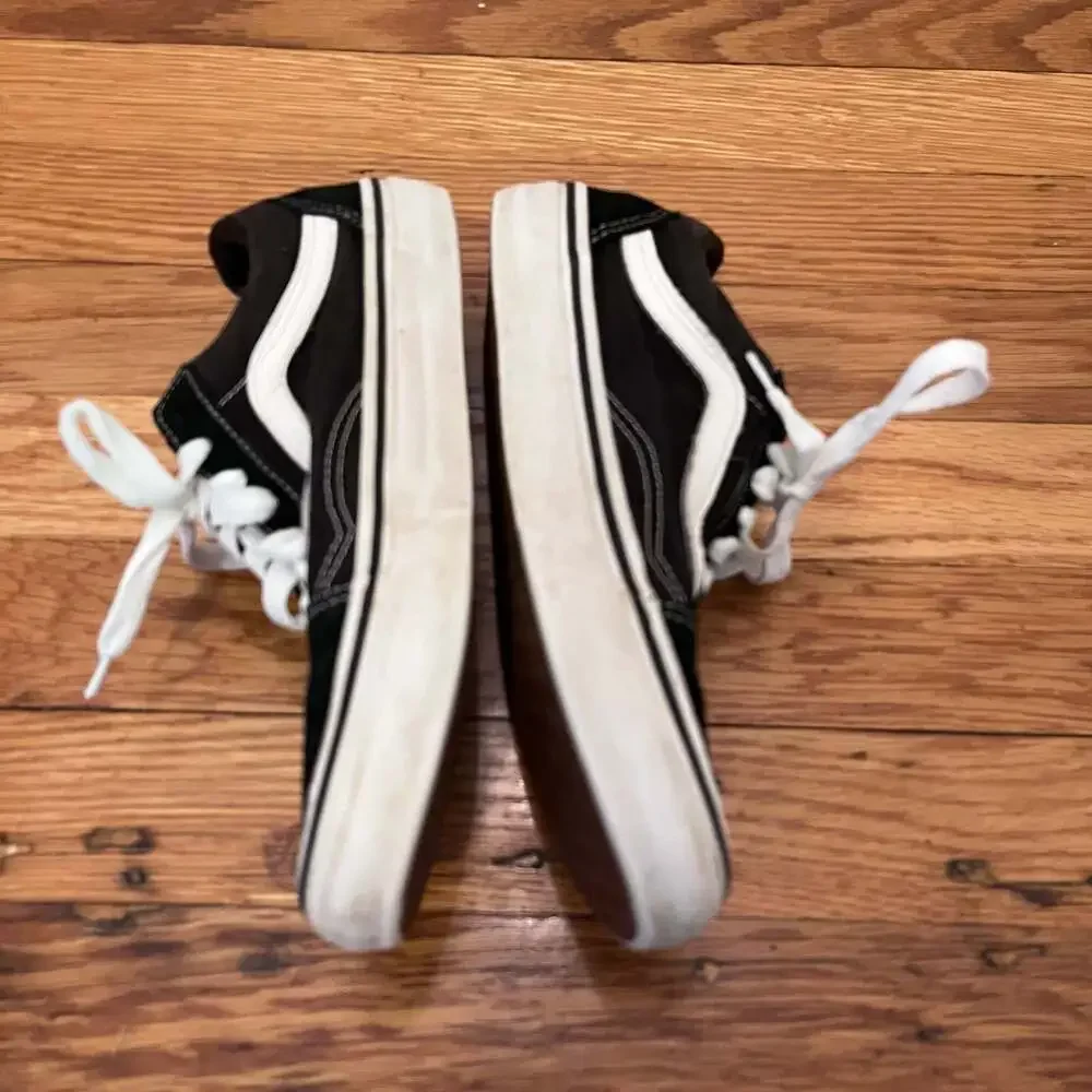 Vans Old Skool Black and White Skate Shoes Low Top Size 6.5 Women’s Streetwear